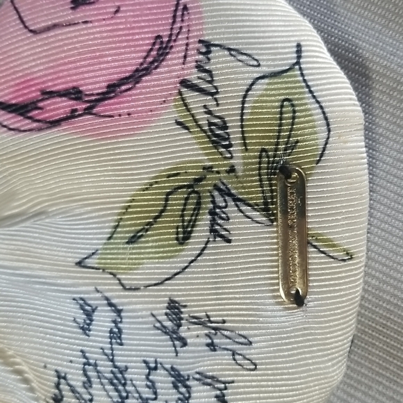 VINTAGE VICTORIA SECRET COIN PURSE -KEY CHAIN CREAME WITH ROSES - Picture 2 of 10